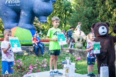 Ceremonia wręczenia nagród na podium przez Burmistrza Miasta Wisła